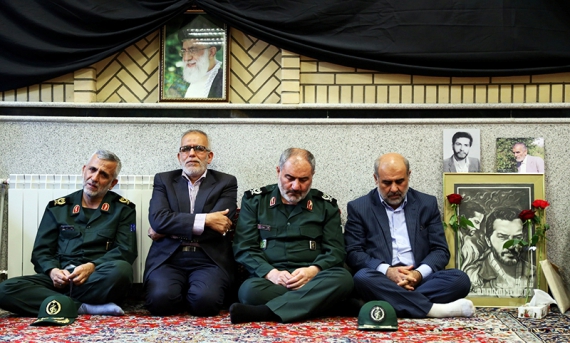 دیدار مسئولان ارشد اجرایی و نظامی همدان با خانواده شهید تازه تفحص شده+تصاویر