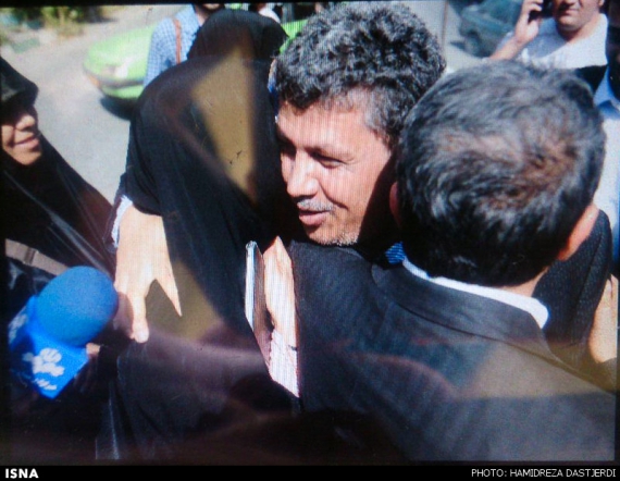 خداحافظی مهدی هاشمی رفسنجانی با مادر و برادر قبل از ورود به زندان+عکس