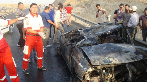 رهاسازی سرنشینان خودرو دچارحریق شده+ تصاویر