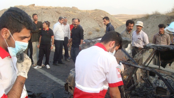 رهاسازی سرنشینان خودرو دچارحریق شده+ تصاویر
