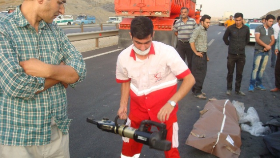 رهاسازی سرنشینان خودرو دچارحریق شده+ تصاویر