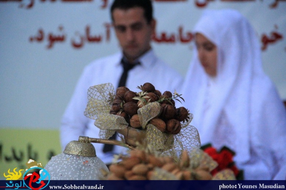 مراسم جشن عقد زوج های جوان همدانی در جوار شهدای گمنام