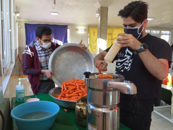 جای خالی جستجوگر نور در مبارزه با کرونا/ فعالیت کارگاه جهادی شهید علیرضا شمسی پور به همت گروه جهادی بیت الاحزان فاطمه (س)