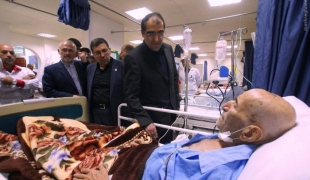 عکس/ عیادت وزیر بهداشت از مصدومان فاجعه منا در مکه