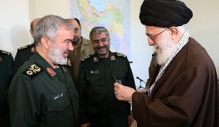 اعطای نشان فتح به فرماندهان بازداشت‌کننده نظامیان متجاوز آمریکایی+عکس
