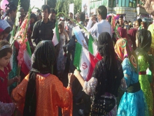 حاشیه های جالب مراسم استقبال از روحانی در همدان/ از رقص و پایکوبی زنان تا توزیع مچ‌‌بندهای بنفش