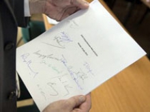 امضای اعضای تیم مذاکره کننده هسته ای جمهوری اسلامی ایران پای برگه برجام! +عکس