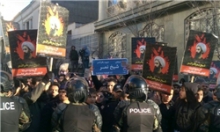 درخواست ناجا از معترضان برای ترک اطراف سفارت عربستان سعودی/ تابلوی «خیابان شیخ نمر» نصب شد/ تصویر سرلشکر سلیمانی در دست دانشجویان+تصاویر