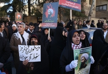بازداشت برخی خبرنگاران و عکاسان مقابل سفارت عربستان توسط ناجا/ حضور فرمانده نیروی انتظامی در بین دانشجویان