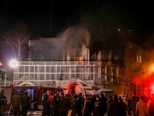 آتش قبل از حضور معترضان در ساختمان سفارت عربستان سعودی شعله ور شده بود