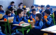 با پایان سال تحصیلی و آغاز فصل تابستان اینگونه به نظر می‌رسد که پدر و مادرها پس از یک دوره ۹ ماهه پرمشقت و سخت، و کلنجار با فرزندان بازیگوش خود برای درس خواندن و نگرانی برای امتحانات پایان سال، می‌توانند با خیال آسوده به کارهای خود بپردازند، غافل از این که یک چالش بزرگ و سخت پیش‌رو دارند که آن هم ثبت نام فرزندشان برای سال تحصیلی جدید است.  جدا از دردسرهای پیدا کردن یک مدرسه خوب که علاوه بر نزدیکی به محل سکونت، هم از معلمان و مدیران کارآمدی برخوردار باشد و هم جای خالی برای ثبت نام داشته باشد، تعرفه بالای ثبت