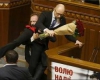 حمله نماینده مجلس به نخست‌وزیر اوکراین با استفاده از فنون کشتی!+فیلم
